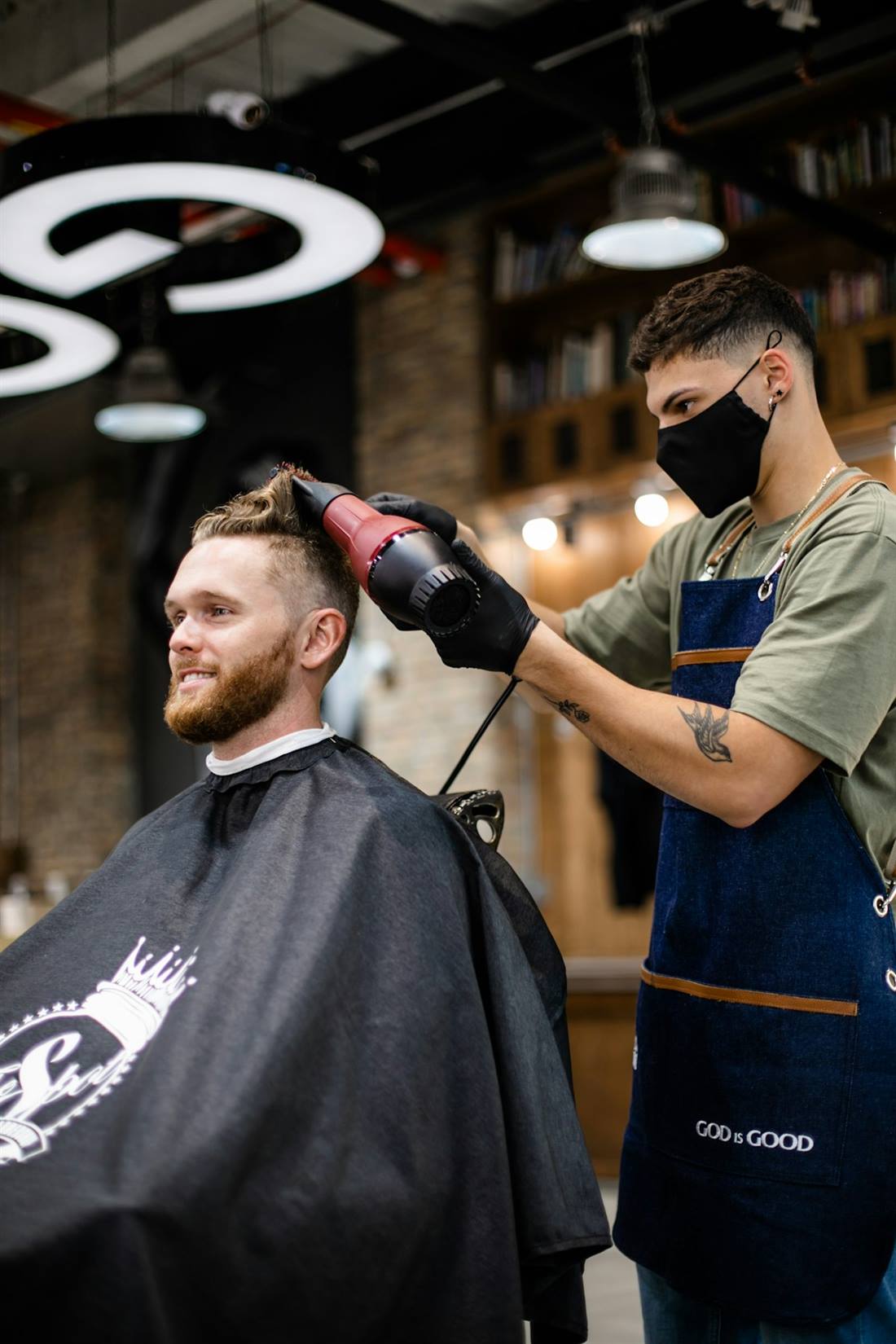 Barbero El Güero trabajando